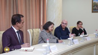 Председатель Следственного комитета РА встретился с Послом Индии и следователями, прошедшими переподготовку в Индии